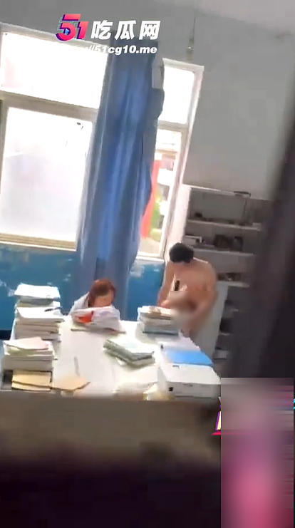 视频疯传！中国情侣躲大学办公室爱爱，被老师同学突击“查房”（视频/组图） - 5