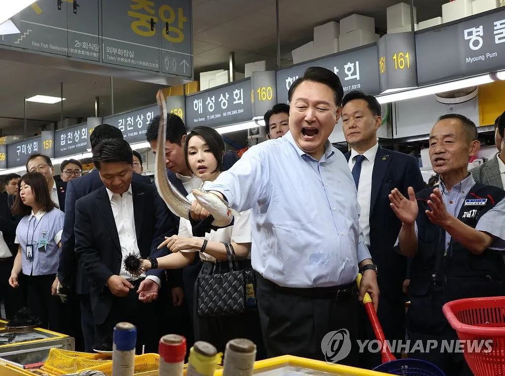 敏感时刻，韩总统高调吃了顿海鲜午餐（组图） - 3