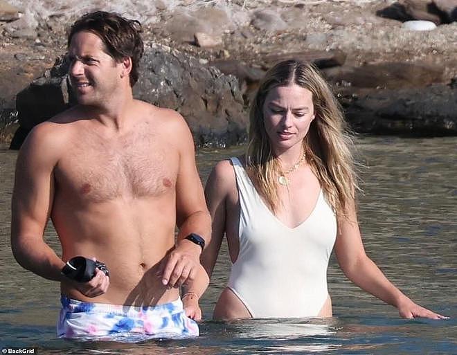 33岁澳洲“芭比”希腊度假，挤渡轮登岛接地气，跟结婚7年的丈夫很甜（组图） - 4