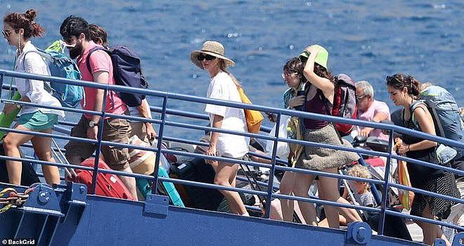 33岁澳洲“芭比”希腊度假，挤渡轮登岛接地气，跟结婚7年的丈夫很甜（组图） - 2