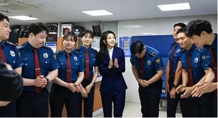 韩总统夫人与警察开展座谈会，被网民讽刺“以为她是韩国总统”（组图） - 1