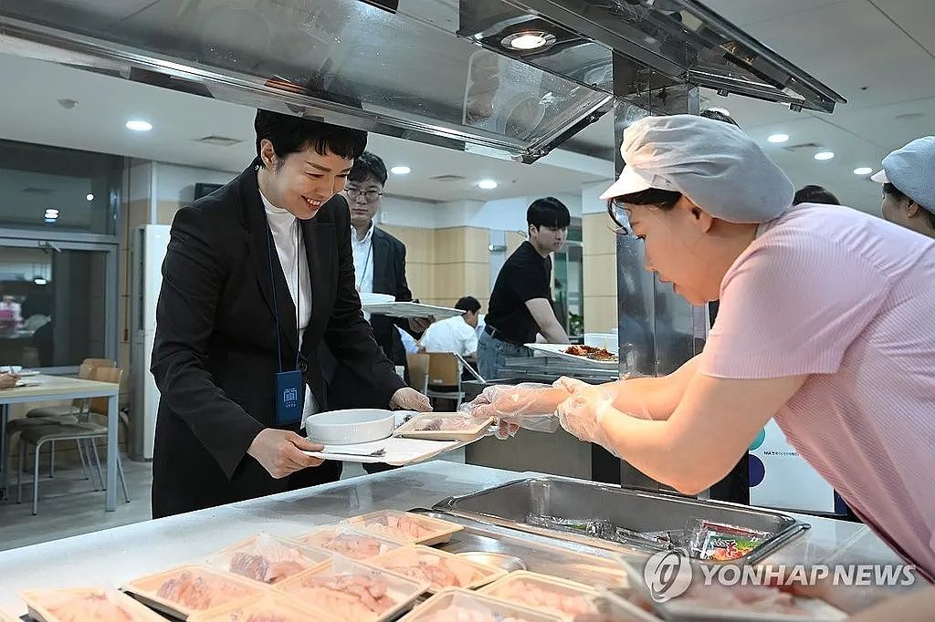 敏感时刻，韩总统高调吃了顿海鲜午餐（组图） - 2