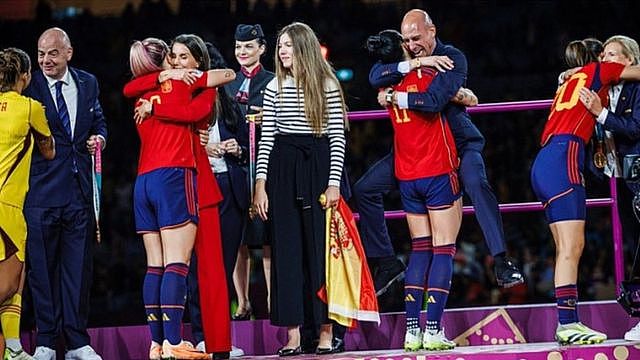 女足世界杯：西班牙足协主席强吻球员，夺冠胜利演变成“#MeToo”时刻（组图） - 13