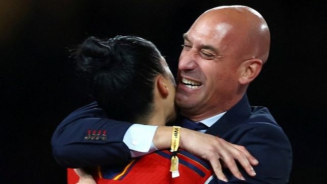 女足世界杯：西班牙足协主席强吻球员，夺冠胜利演变成“#MeToo”时刻（组图） - 1