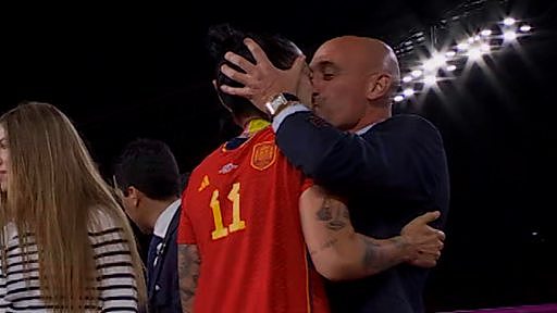 女足世界杯：西班牙足协主席强吻球员，夺冠胜利演变成“#MeToo”时刻（组图） - 2