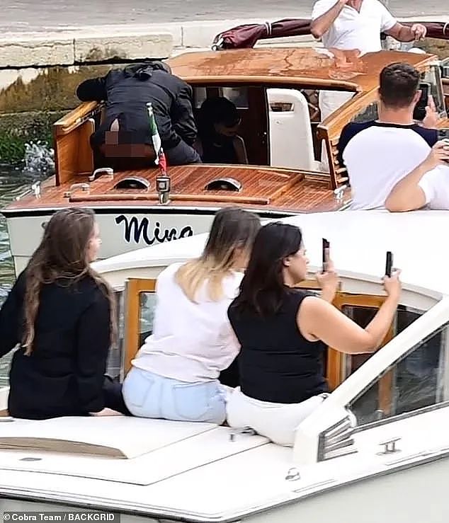 侃爷在威尼斯游船上当众露出半个屁股，还和妻子做诡异动作，网友们怒了（组图） - 11