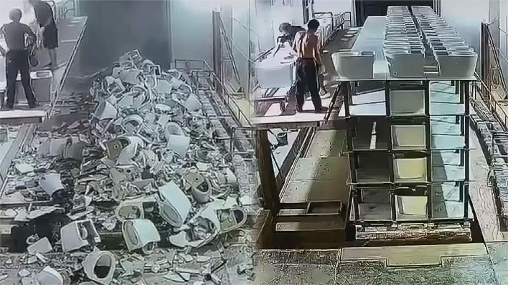 货架也豆腐渣？中国工人搬运中失手，下秒上百个马桶“骨牌式”坠毁（视频/组图） - 1