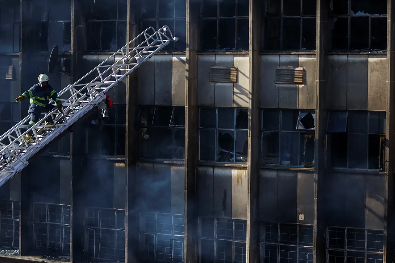 74死61伤！南非约翰内斯堡市中心发生火灾，整栋大楼被烧毁（视频/组图） - 5