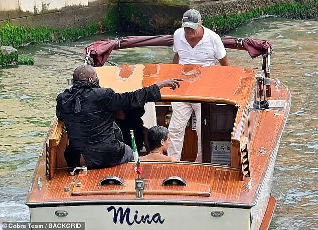 侃爷在威尼斯游船上当众露出半个屁股，还和妻子做诡异动作，网友们怒了（组图） - 7