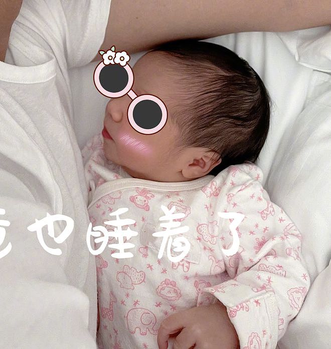 43岁明道官宣二胎出生，抱着女儿熟睡发量稀疏，大方晒宝宝侧颜（视频/组图） - 3