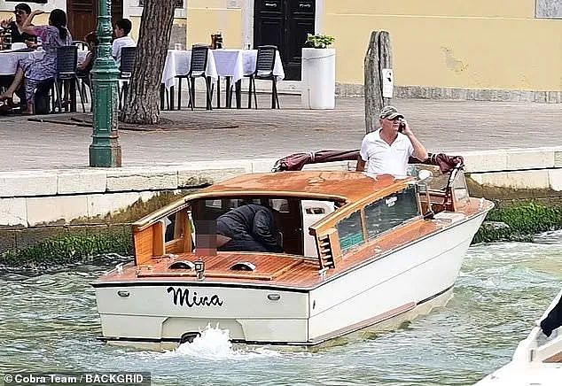 侃爷在威尼斯游船上当众露出半个屁股，还和妻子做诡异动作，网友们怒了（组图） - 8