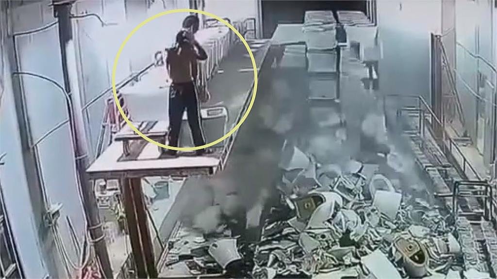 货架也豆腐渣？中国工人搬运中失手，下秒上百个马桶“骨牌式”坠毁（视频/组图） - 3
