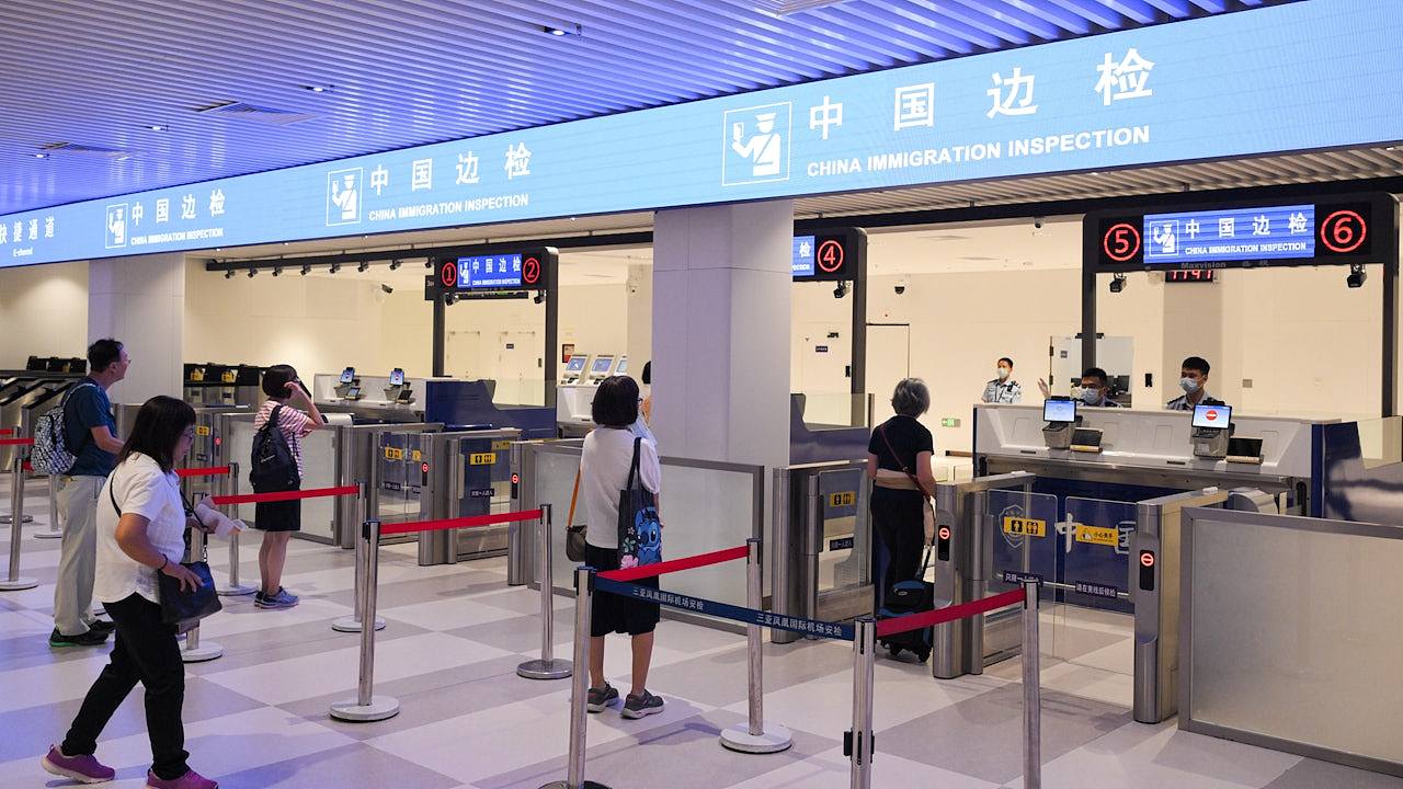 中国修订《反间谍法》后，在华日企员工曝不敢独自到机场（组图） - 1