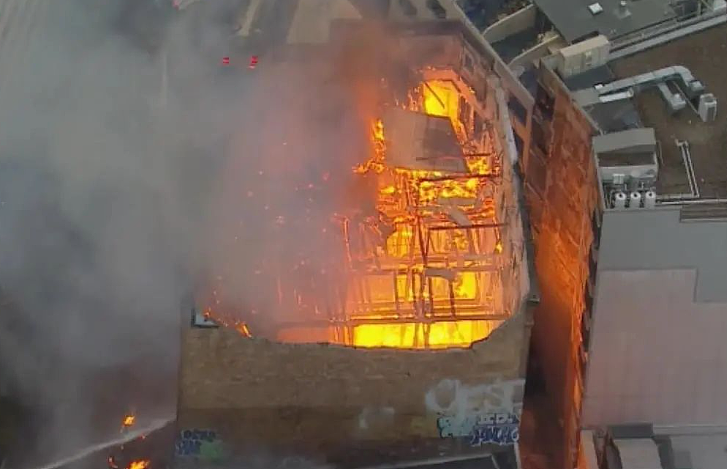 75人死亡！凌晨CBD公寓突发大火，数百住户陷身火海！遗体挤成一堆，有人从5楼跳下！悉尼CBD不久前也发生大火（组图） - 22