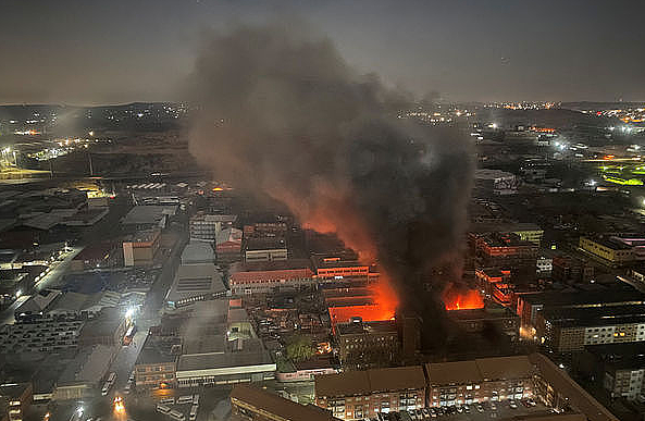 75人死亡！凌晨CBD公寓突发大火，数百住户陷身火海！遗体挤成一堆，有人从5楼跳下！悉尼CBD不久前也发生大火（组图） - 2