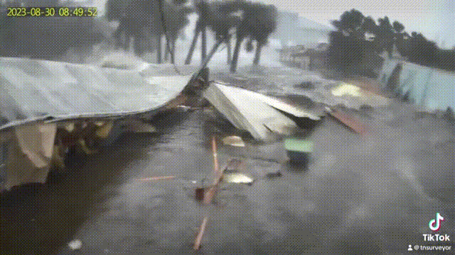 拜登官宣重大灾难！龙卷风掀翻汽车，3死多伤，30万人停电！洪水已淹过屋顶（组图） - 4