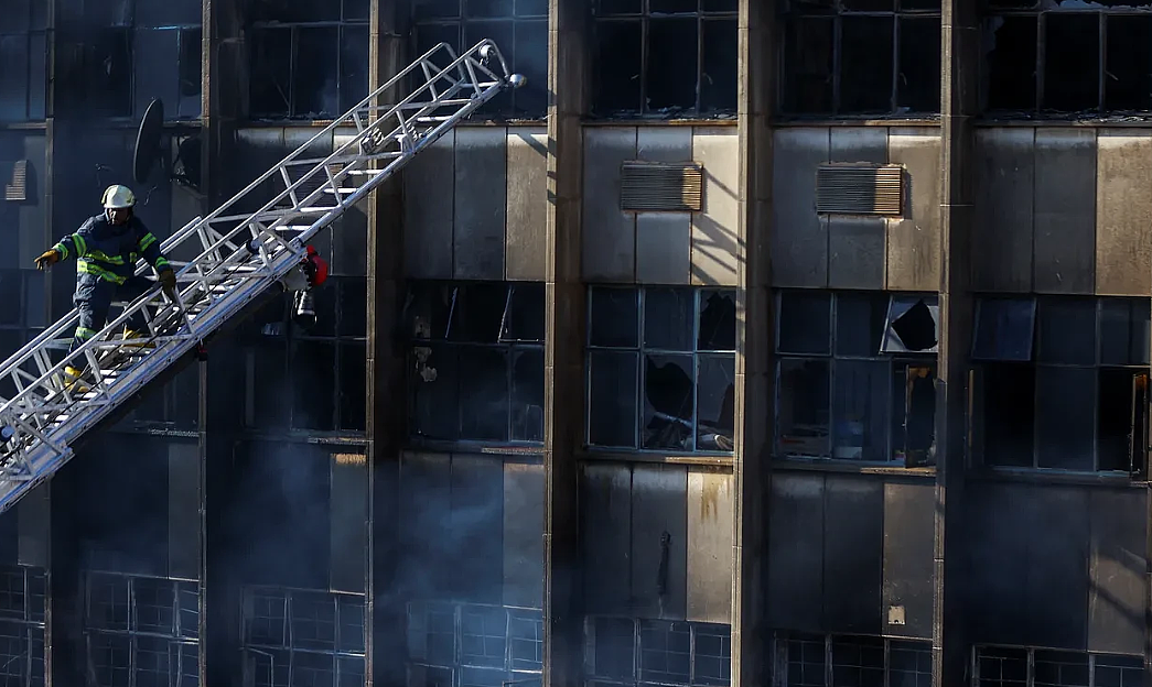 75人死亡！凌晨CBD公寓突发大火，数百住户陷身火海！遗体挤成一堆，有人从5楼跳下！悉尼CBD不久前也发生大火（组图） - 11
