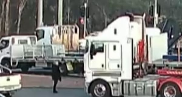 澳洲女子教儿子开车，“肉身挡卡车”当场被辗死！撞人司机无罪释放（组图） - 1