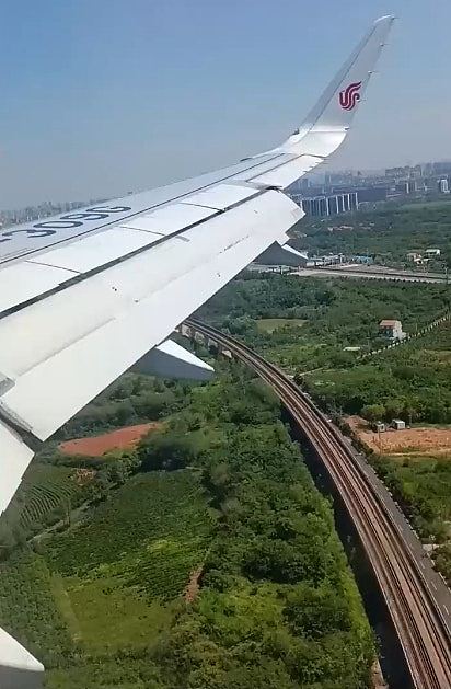 国航客机飞行中传狗吠异响，紧急备降武汉机场（视频/组图） - 2