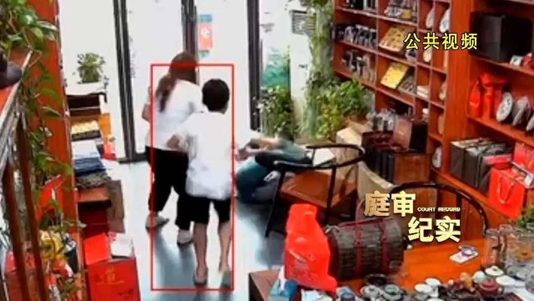 无视保护令，上海一家暴男上门骚扰妻子，女儿上前阻止竟被猛掐脖子（视频/组图） - 3