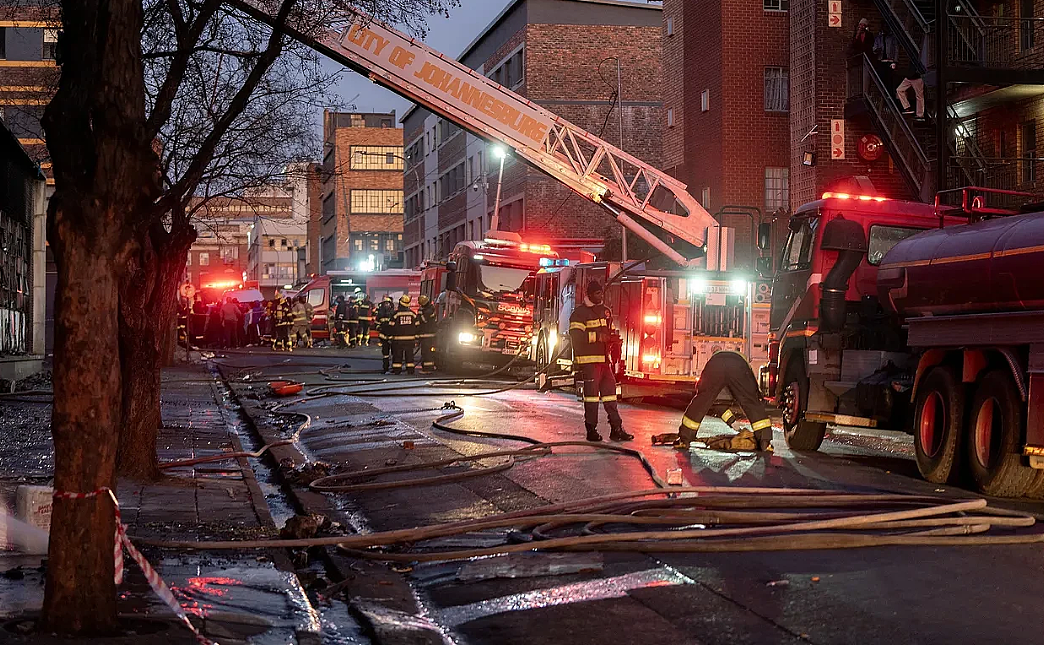 75人死亡！凌晨CBD公寓突发大火，数百住户陷身火海；遗体挤成一堆，有人从5楼跳下；澳洲CBD不久前也发生大火（组图） - 16