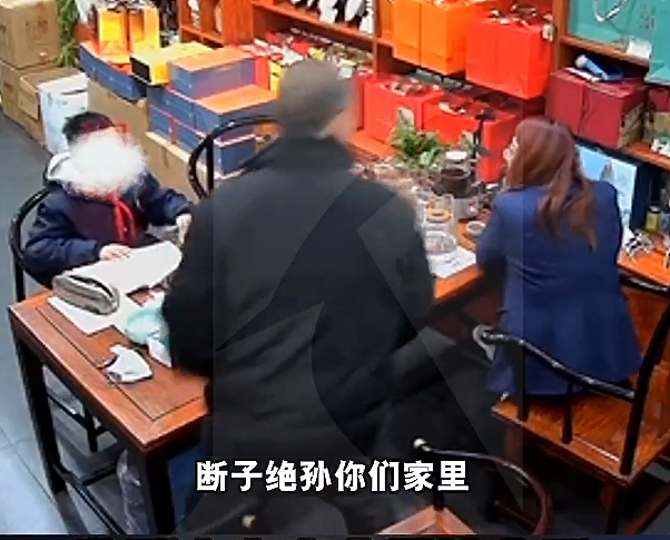 无视保护令，上海一家暴男上门骚扰妻子，女儿上前阻止竟被猛掐脖子（视频/组图） - 10