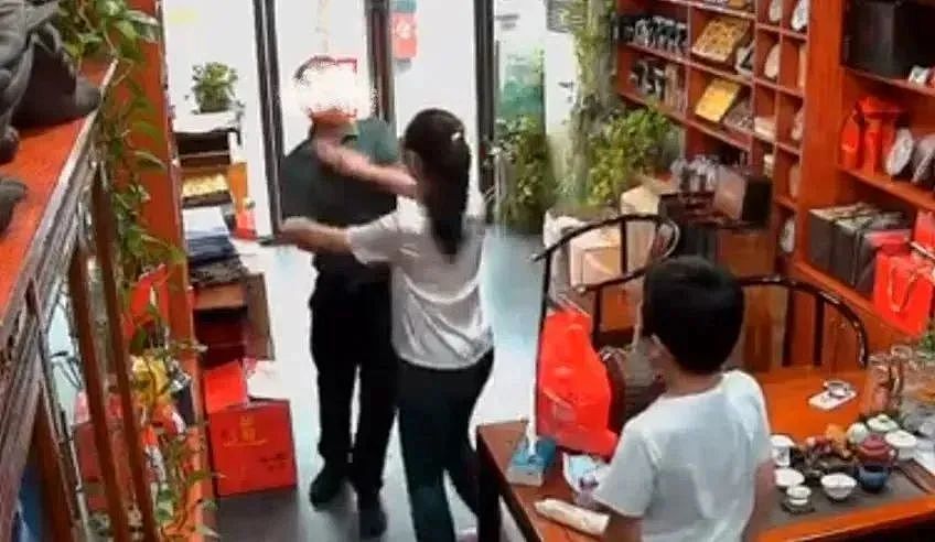 无视保护令，上海一家暴男上门骚扰妻子，女儿上前阻止竟被猛掐脖子（视频/组图） - 2