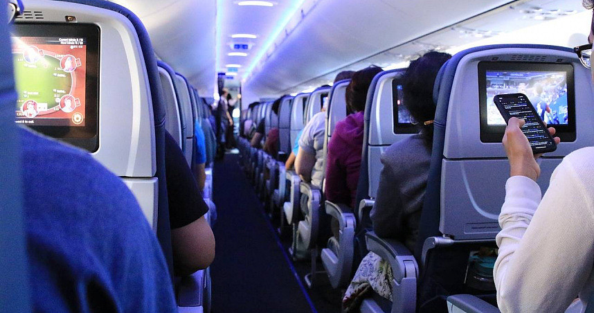 长途航班不能只追求穿著舒适，外媒公布搭机6大NG穿搭，短裙短裤名列其中（图） - 1