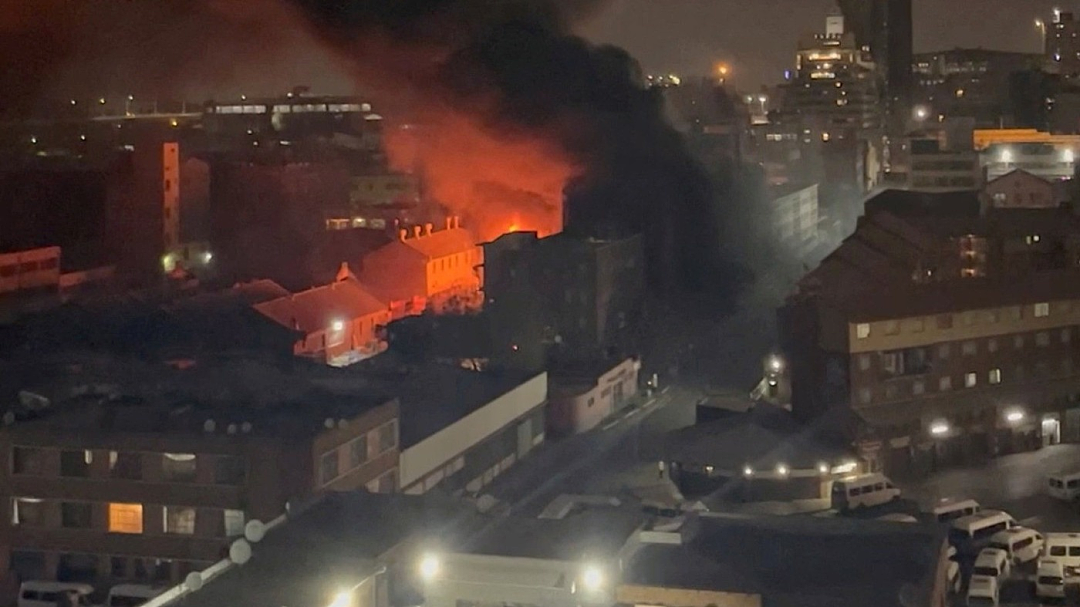 75人死亡！凌晨CBD公寓突发大火，数百住户陷身火海；遗体挤成一堆，有人从5楼跳下；澳洲CBD不久前也发生大火（组图） - 7