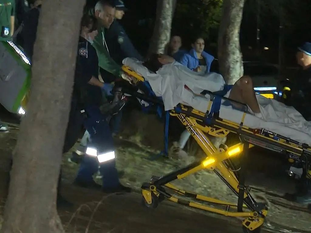 太可怕了！悉尼12岁男孩被同伴扔在火里，险些丧生！50%的澳洲人对teenager感到绝望…（组图） - 6
