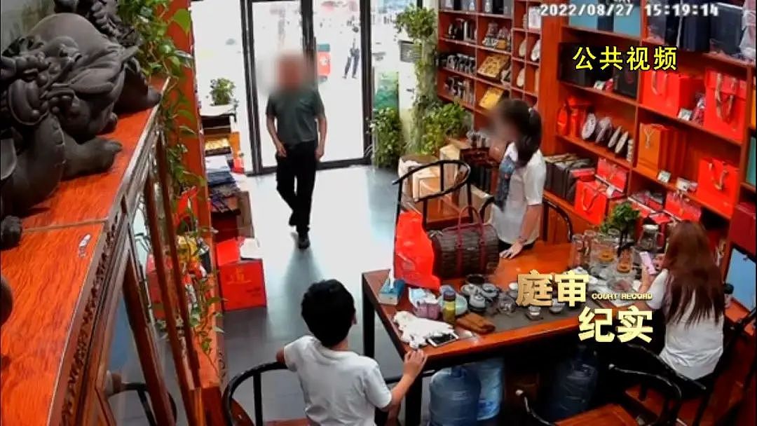 无视保护令，上海一家暴男上门骚扰妻子，女儿上前阻止竟被猛掐脖子（视频/组图） - 1