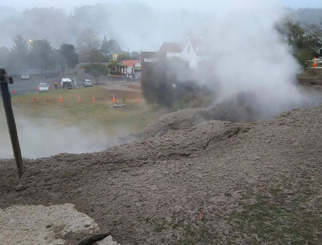 “太吓人了！”滚烫的泥浆到处喷射，胆小的居民已搬家……新西兰这个景观要“世代维护”（组图） - 9