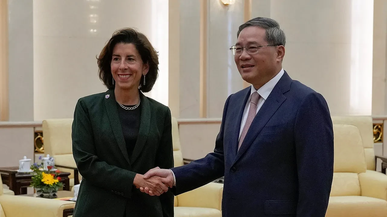 美国商务部长雷蒙多（左）访问中国，并与中国总理李强（右）会面。 美联社
