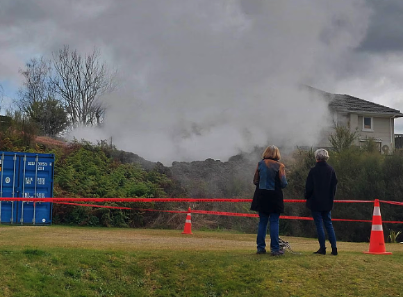 “太吓人了！”滚烫的泥浆到处喷射，胆小的居民已搬家……新西兰这个景观要“世代维护”（组图） - 12