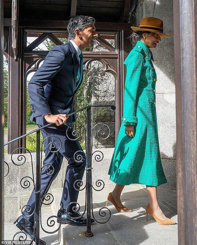 比国王还富有的43岁英国首相妻，含胸驼背像老妇，是按凯特打扮的（组图） - 1