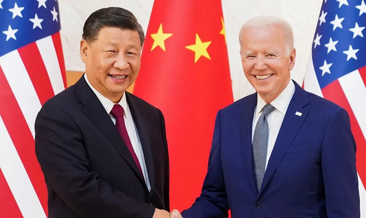 美国总统拜登（右）表示，中国国家主席习近平（左）不出席20国集团（G20）领袖高峰会，他对此感到失望。资料照片
