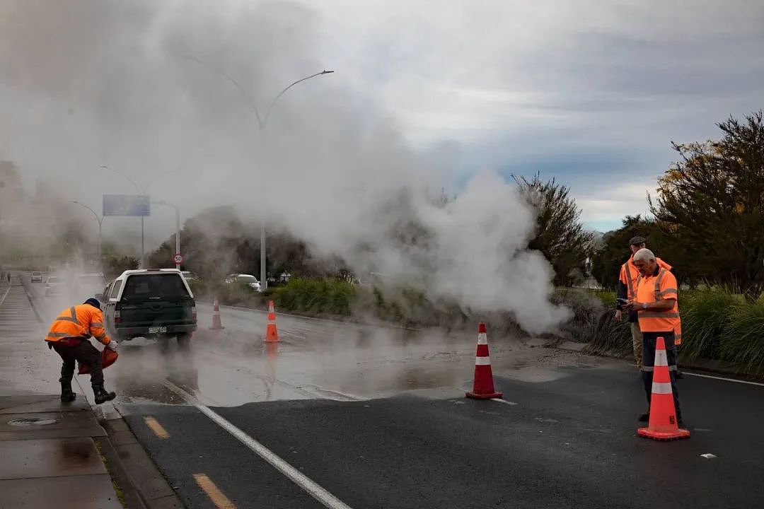 “太吓人了！”滚烫的泥浆到处喷射，胆小的居民已搬家……新西兰这个景观要“世代维护”（组图） - 23