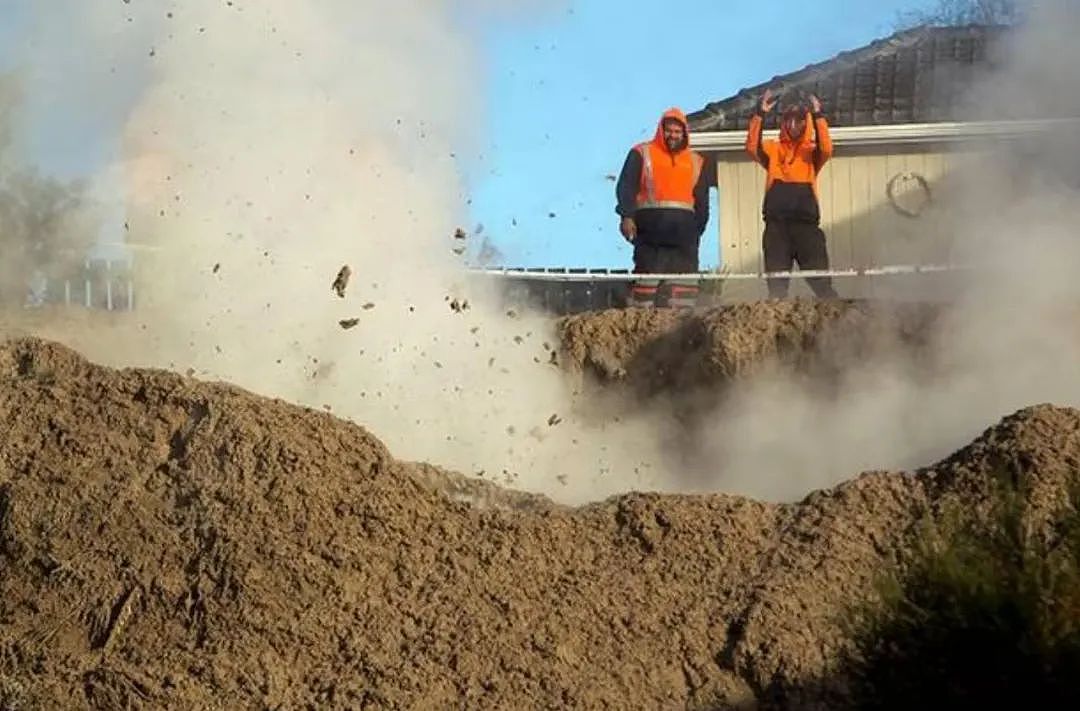 “太吓人了！”滚烫的泥浆到处喷射，胆小的居民已搬家……新西兰这个景观要“世代维护”（组图） - 13