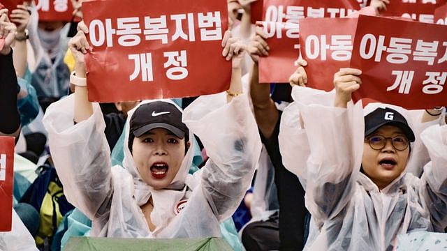 韩国上万名老师为何走上街头，抗议学生家长“霸凌”？（组图） - 4