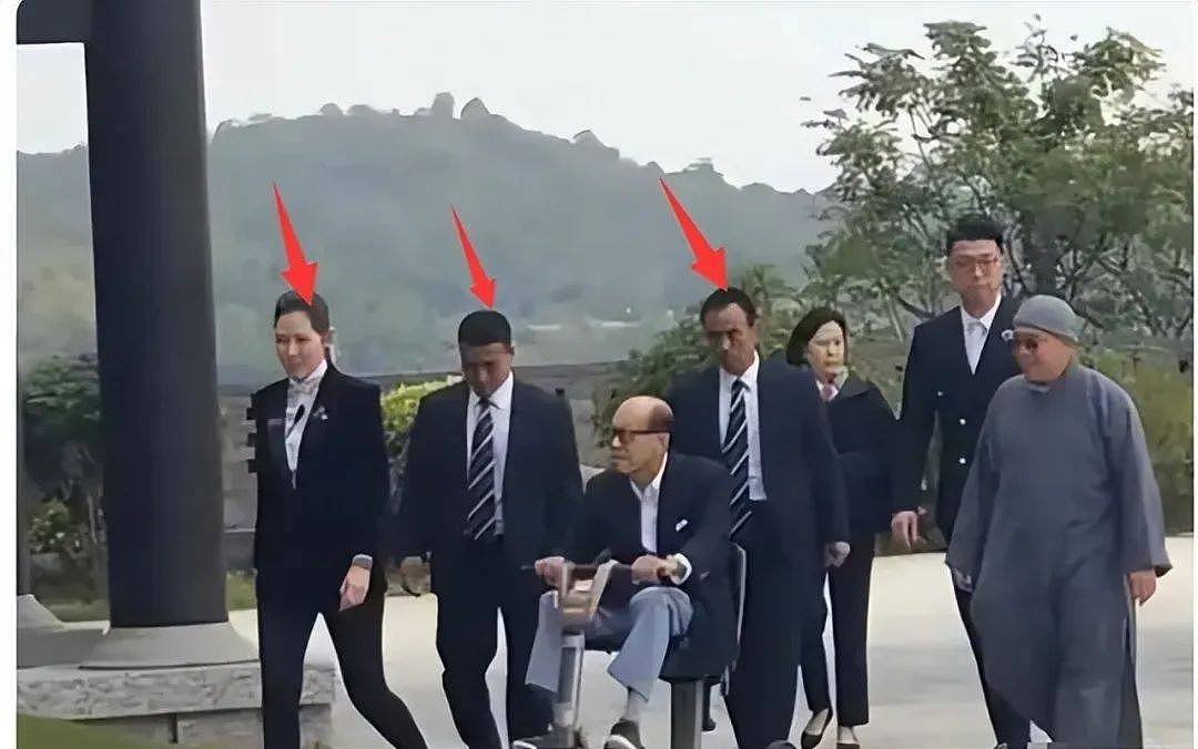 百亿富豪出门差别大，王健林李嘉诚被保镖包围，霍震霆从不带保镖（组图） - 12