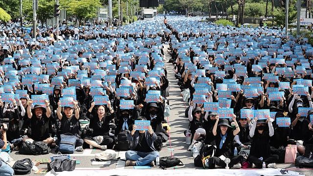 韩国上万名老师为何走上街头，抗议学生家长“霸凌”？（组图） - 1