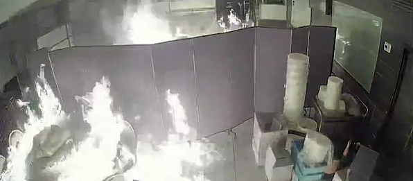 视频惊魂！中餐厅凌晨遭纵火：黑衣人砸门泼油，瞬间恐怖火海（视频/组图） - 7