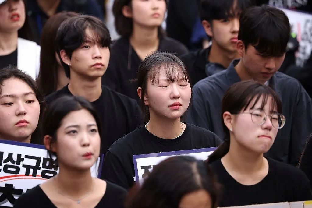 遭家长学生与学校欺凌，韩国老师自杀现象频发！韩国人怒了，万人街头抗议（组图） - 2