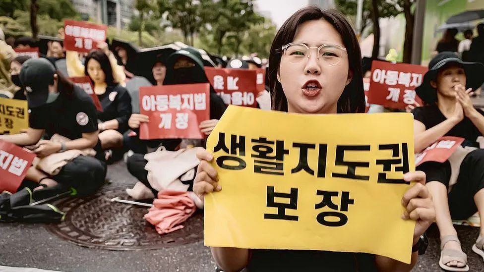 遭家长学生与学校欺凌，韩国老师自杀现象频发！韩国人怒了，万人街头抗议（组图） - 3