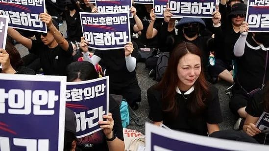 遭家长学生与学校欺凌，韩国老师自杀现象频发！韩国人怒了，万人街头抗议（组图） - 11