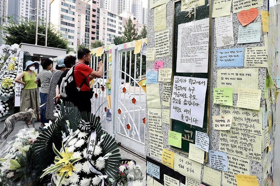 遭家长学生与学校欺凌，韩国老师自杀现象频发！韩国人怒了，万人街头抗议（组图） - 12