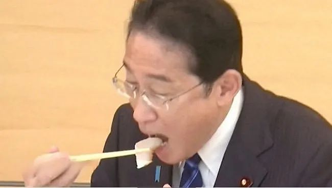 日本前首相之子在福岛海岸冲浪、吃播！高呼“排海安全”被日本人痛批：戏精作秀（组图） - 8