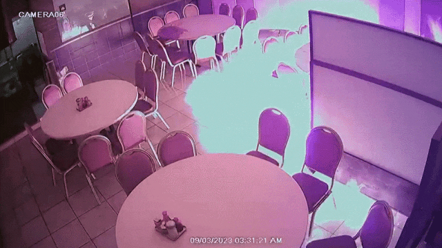 视频惊魂！中餐厅凌晨遭纵火：黑衣人砸门泼油，瞬间恐怖火海（视频/组图） - 4
