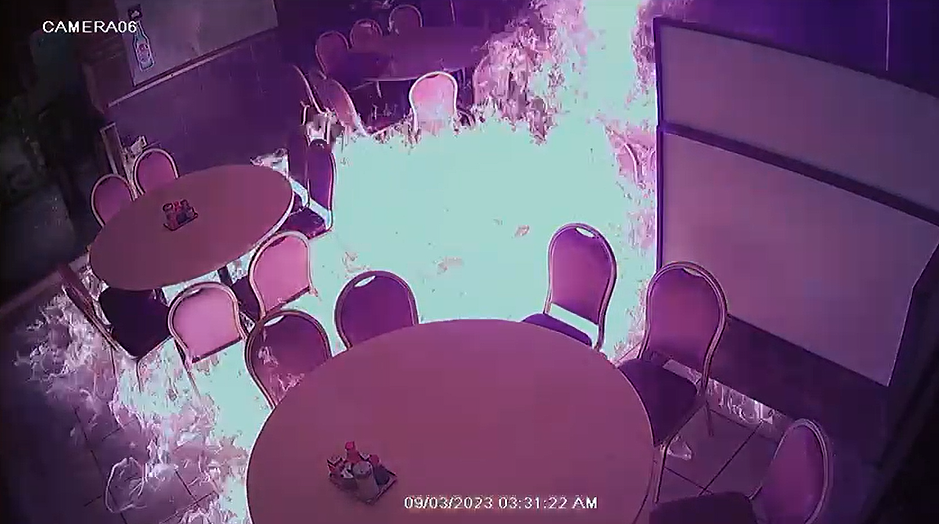 视频惊魂！中餐厅凌晨遭纵火：黑衣人砸门泼油，瞬间恐怖火海（视频/组图） - 5