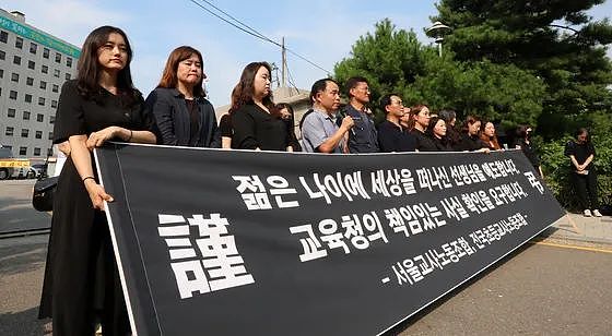 遭家长学生与学校欺凌，韩国老师自杀现象频发！韩国人怒了，万人街头抗议（组图） - 9